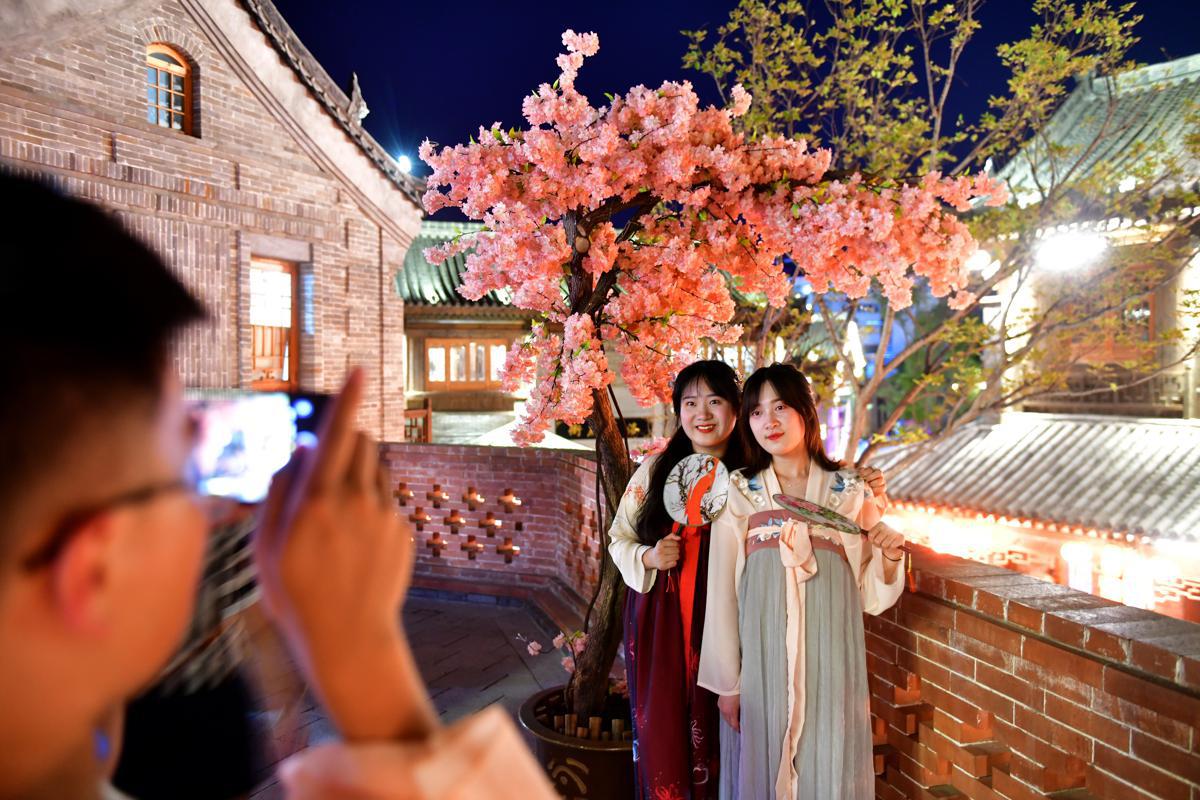 Varias personas en hanfu se hacen fotos en Luoyang, provincia de Henan. [Foto proporcionada a chinadaily.com.cn]