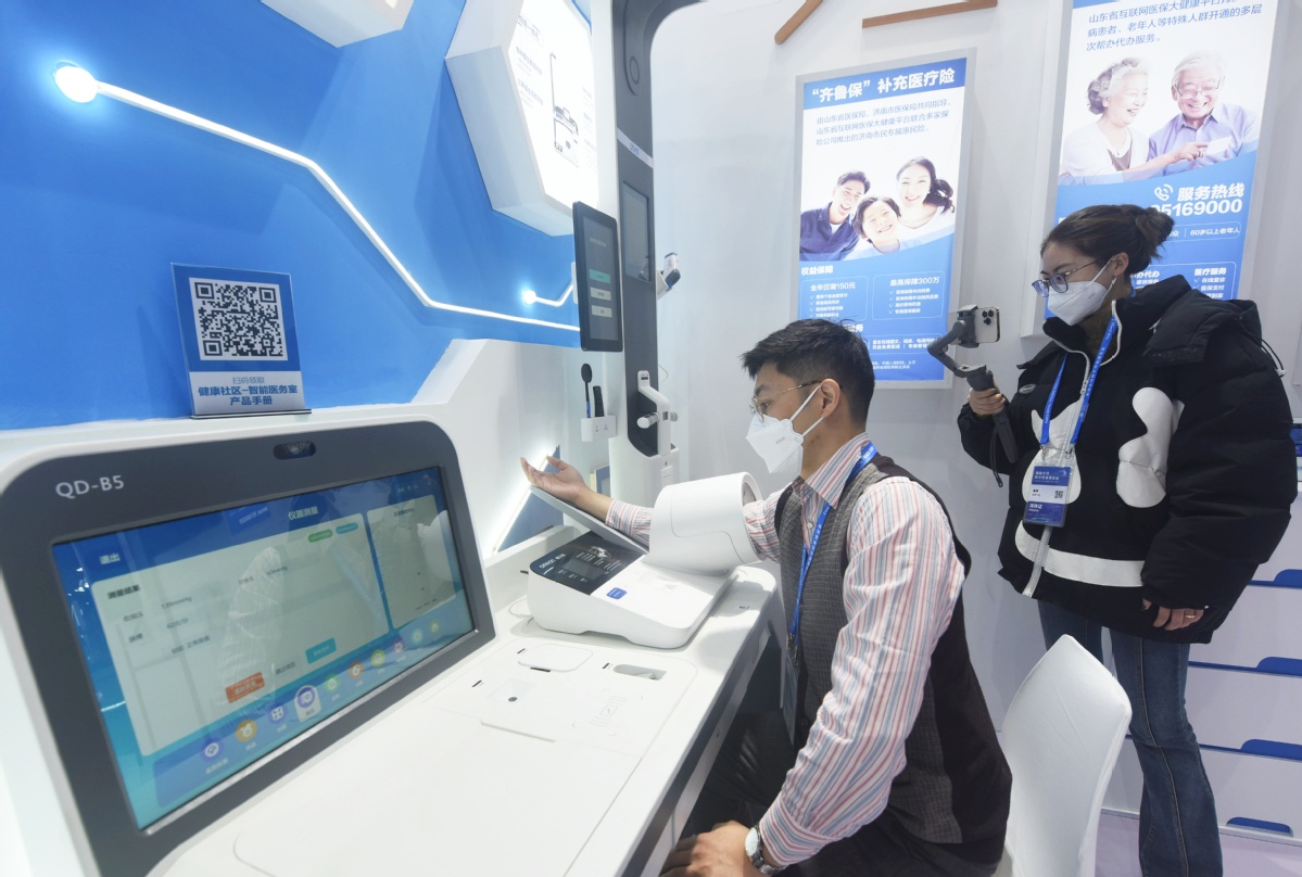 Un visitante (a la izquierda) experimenta sistemas de diagnóstico inteligentes durante una exposición de servicios digitales en Hangzhou, provincia de Zhejiang, diciembre del 2022. (Foto: Long Wei/ China Daily)