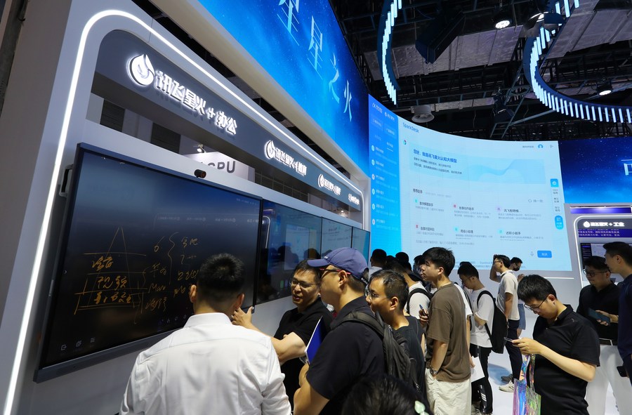 Visitantes aprenden sobre "Spark Desk" de iFLYTEK durante la Conferencia Mundial de Inteligencia Artificial 2023 en Shanghai, en el este de China, el 6 de julio de 2023. (Xinhua/Fang Zhe)