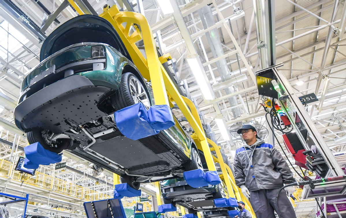 Un empleado trabaja en la línea de producción del fabricante chino de NEV Li Auto en Changzhou, provincia de Jiangsu, 15 de febrero del 2023. (Foto: Li Bo/ Xinhua)