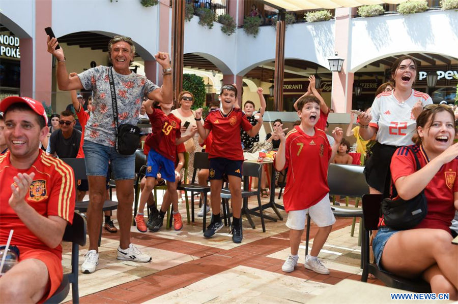 Aficionados festejan después de que España ganara la final ante Inglaterra en la Copa Mundial Femenina