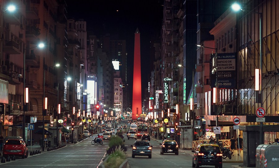 Imagen del 31 de enero de 2022 del Obelisco de Buenos Aires iluminado de rojo en el marco de las celebraciones del Año Nuevo Lunar chino, en la ciudad de Buenos Aires, Argentina. (Xinhua/Jason Kung)