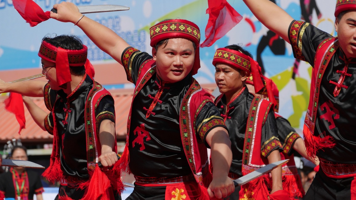 La ceremonia de apertura del Festival de Diversión con Aguas Termales de las Siete Hadas de Hainan 2023 el martes contó con bailes étnicos tradicionales. [Foto de Huang Mengxin/Para chinadaily.com.cn]