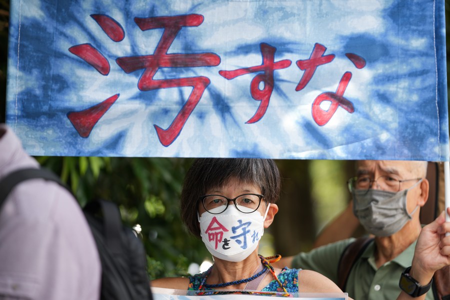 Personas asisten a una manifestación contra el vertido previsto por Japón de aguas residuales nucleares en el océano, frente a la residencia oficial del primer ministro japonés, Fumio Kishida,en Tokio, Japón, el 18 de agosto de 2023. (Xinhua/Zhang Xiaoyu)