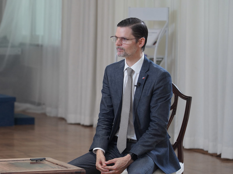  El embajador de Argentina en China, Sabino Vaca Narvaja, acepta una entrevista de Diario del Pueblo en Beijing, el 22 de junio de 2022. (Foto: Diario del Pueblo)