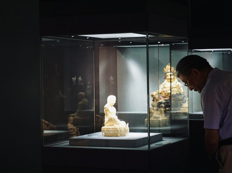 Imagen de archivo de una persona observando estatuas de porcelana exhibidas durante una exposición de porcelana Dehua, en Beijing, capital de China. (Xinhua/Cui Bowen)