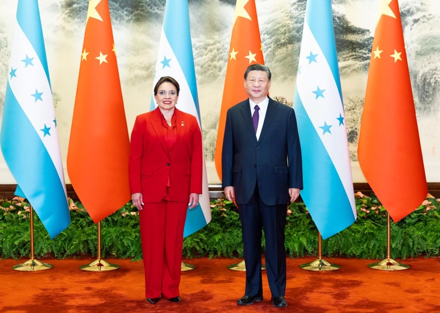 El presidente chino, Xi Jinping, sostiene conversaciones con la presidenta de la República de Honduras, Iris Xiomara Castro Sarmiento, quien se encuentra en una visita de Estado a China, en el Gran Palacio del Pueblo en Beijing, capital de China, el 12 de junio de 2023. (Xinhua/Huang jingwen)
