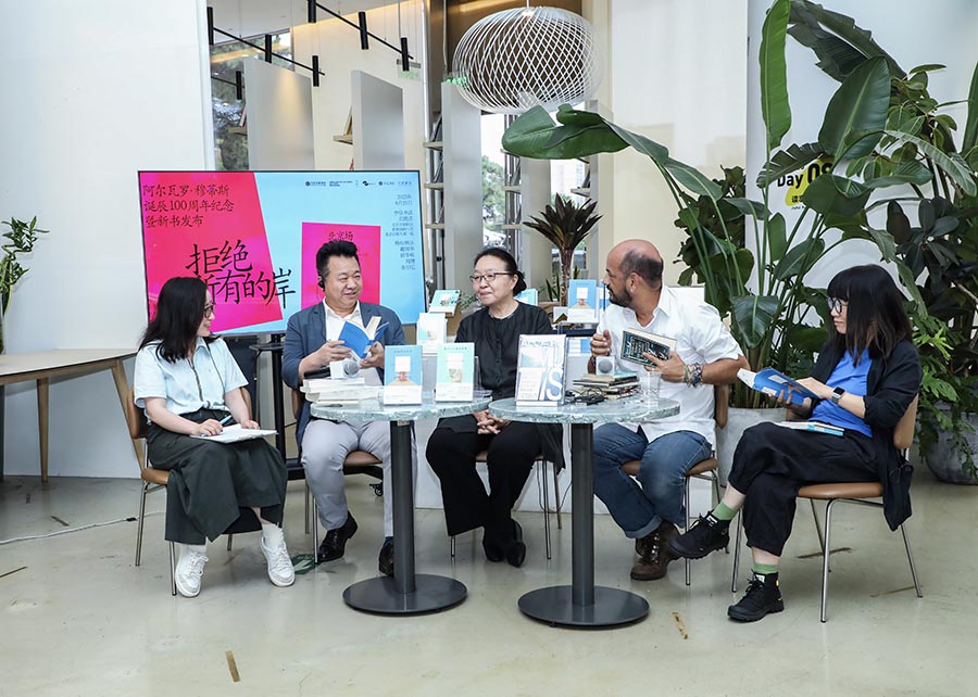 Coincidiendo con la fecha en que Álvaro Mutis cumpliría un siglo de vida, reconocidos escritores e investigadores literarios chinos, junto al invitado colombiano Álvaro Castillo, presentaron dos nuevos libros en mandarín. Beijing, 25 de agosto del 2023. (Foto: cortesía)