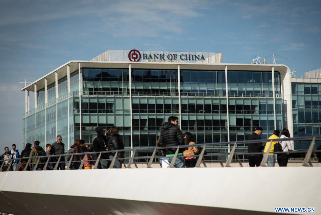 Imagen del 25 de agosto de 2023 de personas caminando por el Puente de la Mujer ubicado frente a la sede del Bank of China, en Puerto Madero, en la ciudad de Buenos Aires, capital de Argentina. La sucursal en Buenos Aires del Bank of China concretó el miércoles la primera inversión directa en yuanes de una empresa en Argentina, estableciendo un nuevo hito en la incorporación de la divisa china como activo dentro del país suramericano. (Xinhua/Martín Zabala)