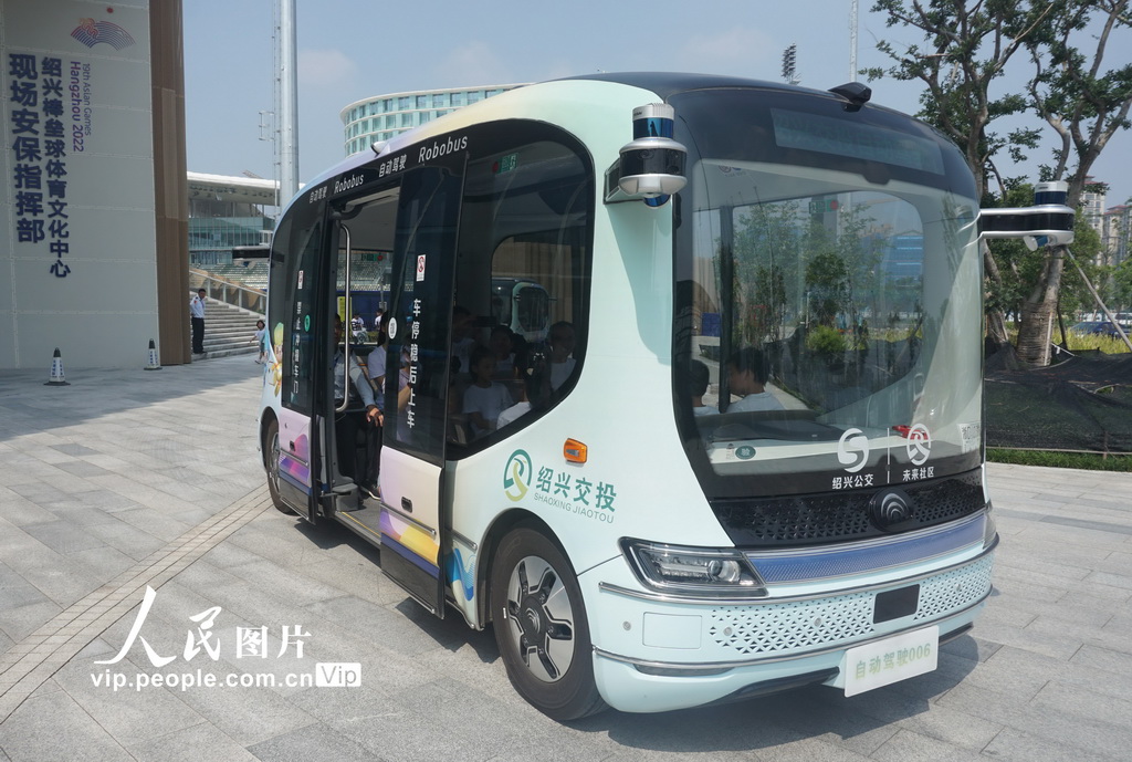 La foto muestra un autobús sin conductor en el Centro Deportivo de Béisbol y Softbol de Shaoxing, sede de los XIX Juegos Asiáticos que se celebrarán en Hangzhou, capital de la provincia de Zhejiang, en el este de China, el 28 de agosto de 2023. (Diario del Pueblo digital/Long Wei)