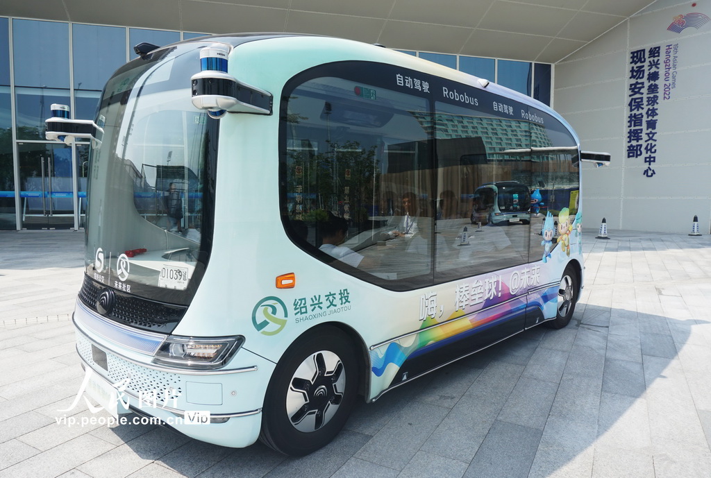 La foto muestra un autobús sin conductor en el Centro Deportivo de Béisbol y Softbol de Shaoxing, sede de los XIX Juegos Asiáticos que se celebrarán en Hangzhou, capital de la provincia de Zhejiang, en el este de China, el 28 de agosto de 2023. (Diario del Pueblo digital/Long Wei)