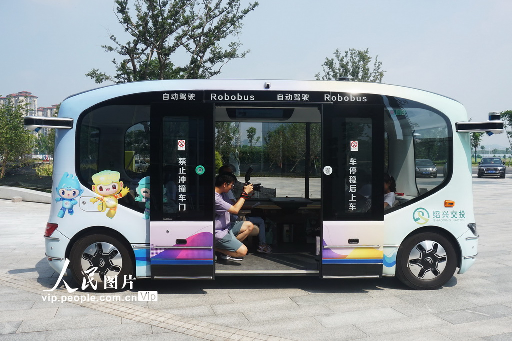 La foto muestra un autobús sin conductor en el Centro Deportivo de Béisbol y Softbol de Shaoxing, sede de los XIX Juegos Asiáticos que se celebrarán en Hangzhou, capital de la provincia de Zhejiang, en el este de China, el 28 de agosto de 2023. (Diario del Pueblo digital/Long Wei)