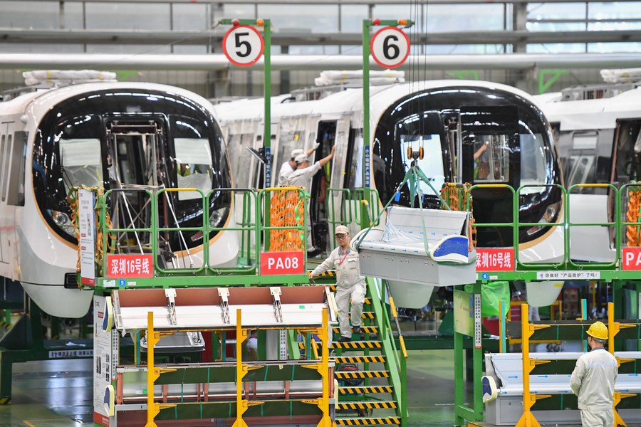 Un trabajador opera en una línea de producción en un taller de ensamblaje de CRRC Zhuzhou Locomotive Co., Ltd., en Zhuzhou, en la provincia de Hunan, en el centro de China, el 5 de julio de 2022. CRRC Zhuzhou Locomotive Co., Ltd. ha intensificado la producción para garantizar la finalización de los pedidos de clientes nacionales y extranjeros. (Xinhua/Chen Zeguo)