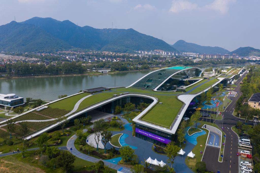 Imagen: Vista aérea del Centro de Deportes Acuáticos de Fuyang en Hangzhou, con el techo cubierto de plantas verdes. Foto de Xu Yu, Agencia de Noticias Xinhua.