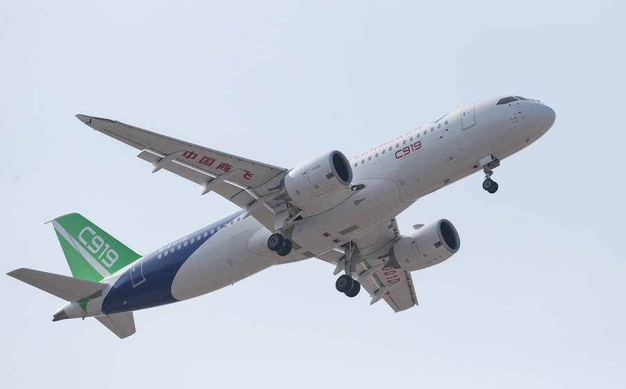 Imagen de archivo del 28 de diciembre de 2018 del tercer prototipo de avión de pasajeros C919 despegando del Aeropuerto Internacional Pudong de Shanghai, en Shanghai, en el este de China. (Xinhua/Ding Ting)
