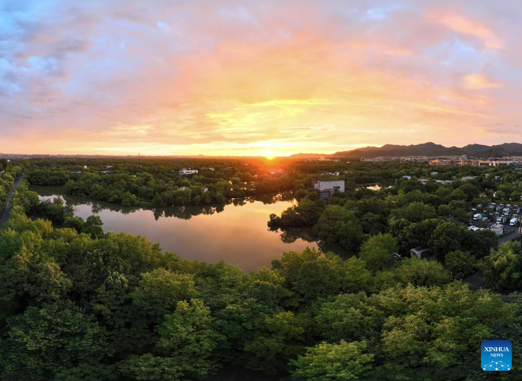 Esta foto aérea tomada el 31 de julio de 2023 muestra el humedal Xixi al amanecer en Hangzhou, provincia oriental china de Zhejiang.