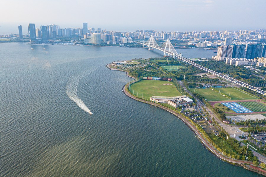 Panorámica aérea de la bahía de Haikou, en la ciudad del mismo nombre, capital de la provincia meridional china de Hainan. (Xinhua/Pu Xiaoxu)