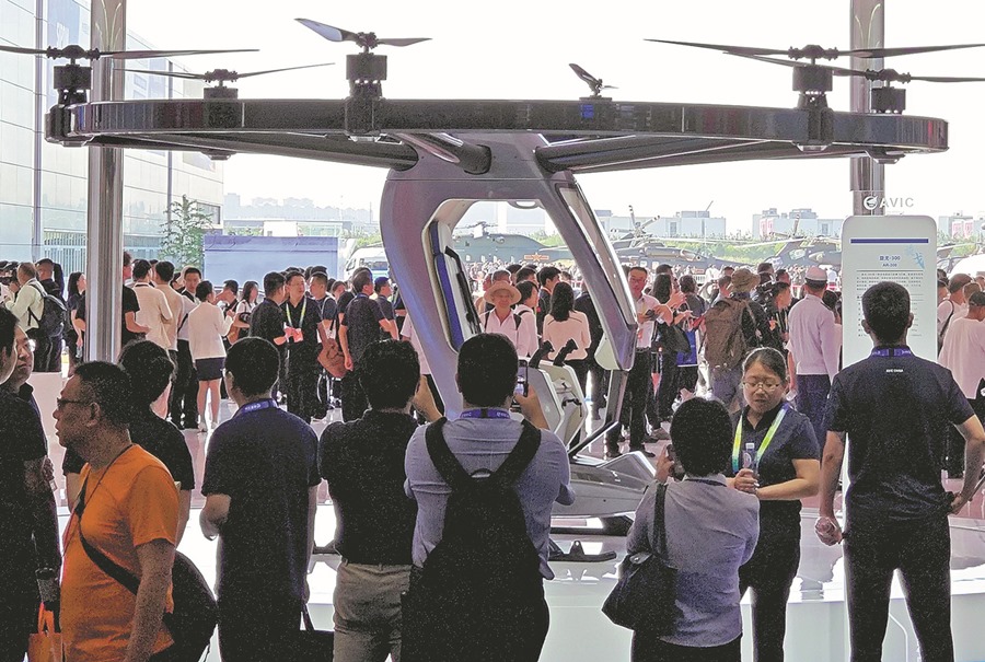 El avión hexarotor AR-300 se exhibe en la 6ª Exposición de Helicópteros de China en Tianjin, el jueves. (Foto: Kuan Linhua/ China Daily)