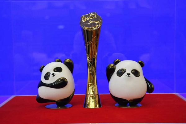 El trofeo y las mascotas de los Premios Panda de Oro. [Foto proporcionada a China Daily]