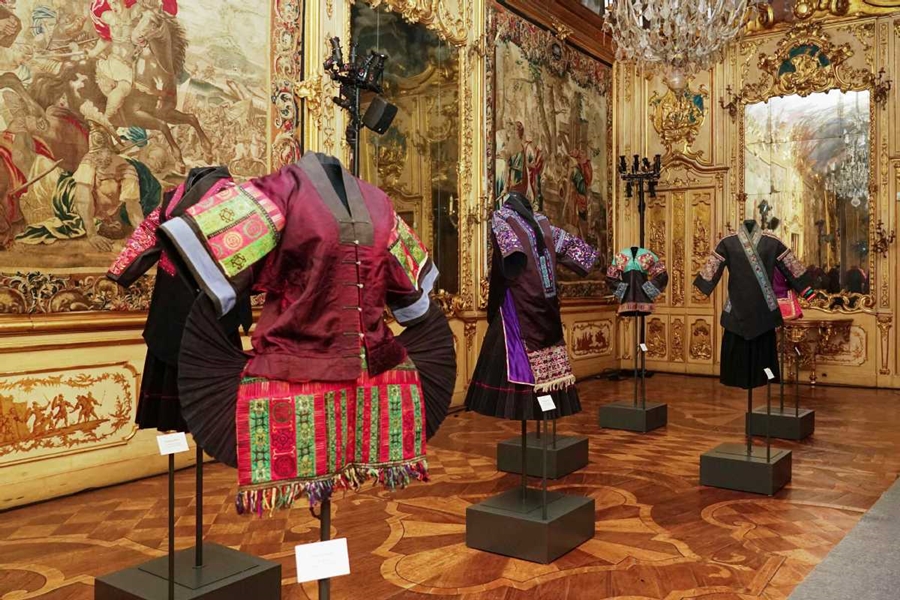 El domingo se inauguró una exposición de arte chino Miao en el Palacio Clerici de Milán. [Foto proporcionada a chinadaily.com.cn]
