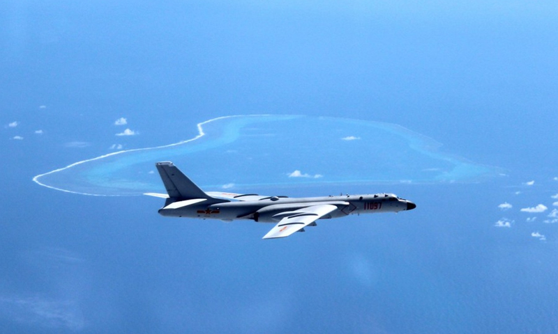 Esta fotografía de archivo tomada en julio de 2016 muestra al bombardero chino H-6K patrullando islas y arrecifes, incluida la isla Huangyan en el Mar Meridional de China. (Xinhua/Liu Rui)