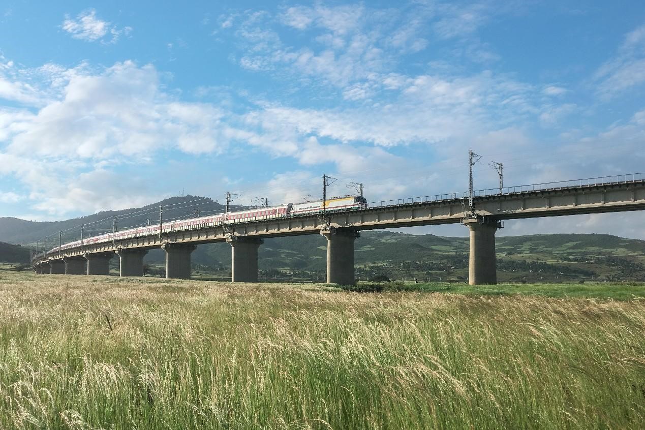 El ferrocarril Etiopía-Djibouti construido por empresas chinas, que parte de la capital etíope Addis Abeba en el oeste y llega al puerto de Djibouti en el este, es el primer ferrocarril transfronterizo electrificado en África. (Foto de Sun Ruibo)