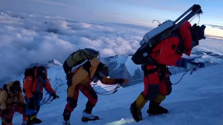 Miembros de un equipo de expedición chino se dirigen a la cumbre del monte Cho Oyu, el 1 de octubre de 2023. (Xinhua)