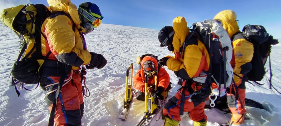 Equipo de expedición chino alcanza cumbre del monte Cho Oyu para realizar investigaciones científicas