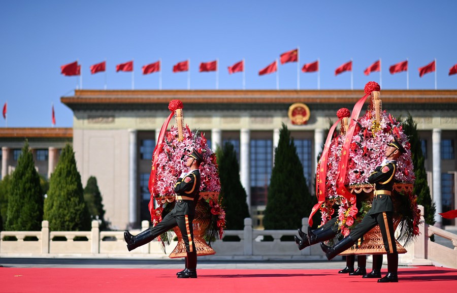 Se celebra en Beijing acto solemne de presentación de ofrendas florales por el Día de los Mártires