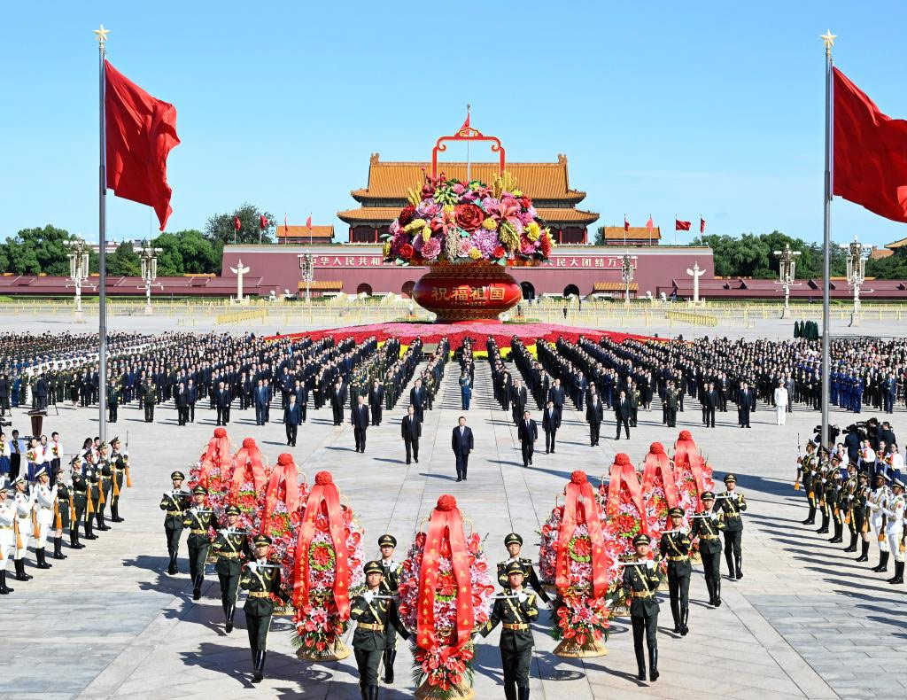 Xi ofrenda flores a héroes nacionales con motivo del Día de los Mártires