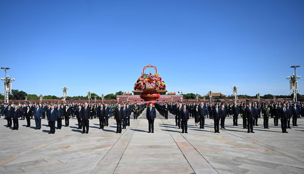 Xi ofrenda flores a héroes nacionales con motivo del Día de los Mártires