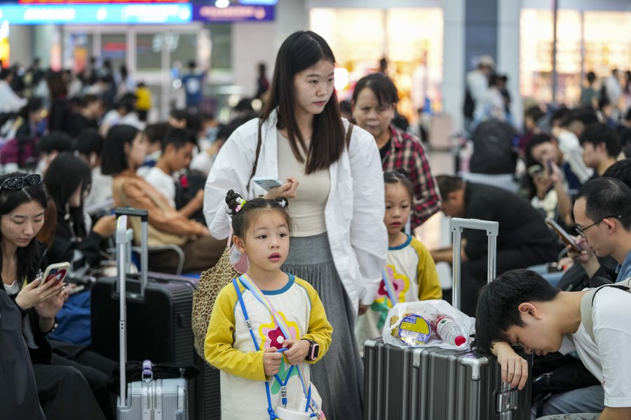 China marca récord de pasajeros diarios durante temporada alta de viajes