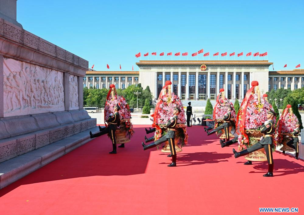 Se celebra en Beijing acto solemne de presentación de ofrendas florales por el Día de los Mártires