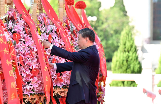 Xi ofrenda flores a héroes nacionales con motivo del Día de los Mártires