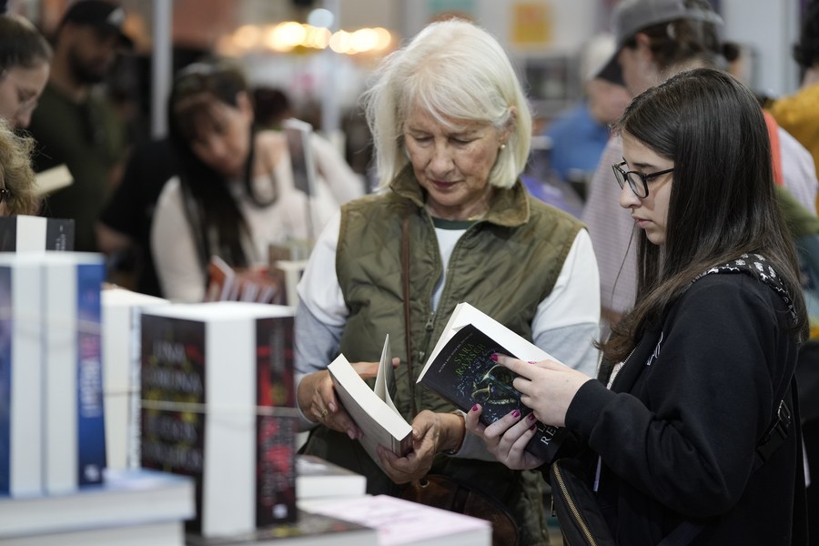 Visitantes observan libros en un estand durante la 44 Feria Internacional del Libro, en Montevideo, capital de Uruguay, el 2 de noviembre de 2022. (Xinhua/Nicolás Celaya)