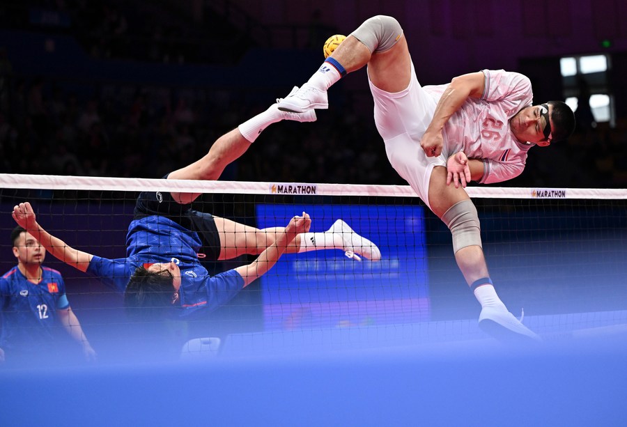 Pichet Pansan (d), de Tailandia, compite con Huynh Ngoc Sang, de Vietnam, durante la semifinal 1 de regu masculino de Sepak Takraw entre Tailandia y Vietnam en los XIX Juegos Asiáticos, en Jinhua, en la provincia de Zhejiang, en el este de China, el 6 de octubre de 2023. (Xinhua/Chen Zhonghao)