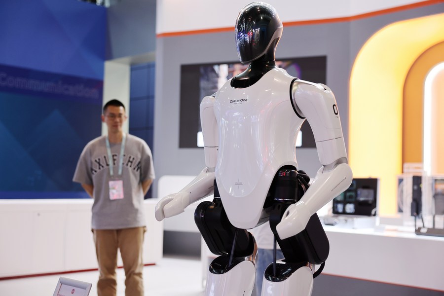 La foto, tomada el 26 de mayo de 2023, muestra un robot humanoide biónico de tamaño natural exhibido en el centro de exposiciones de la Zona de Demostración Nacional de Innovación Independiente de Zhongguancun, en Beijing, capital de China. (Xinhua/Zhang Chenlin)