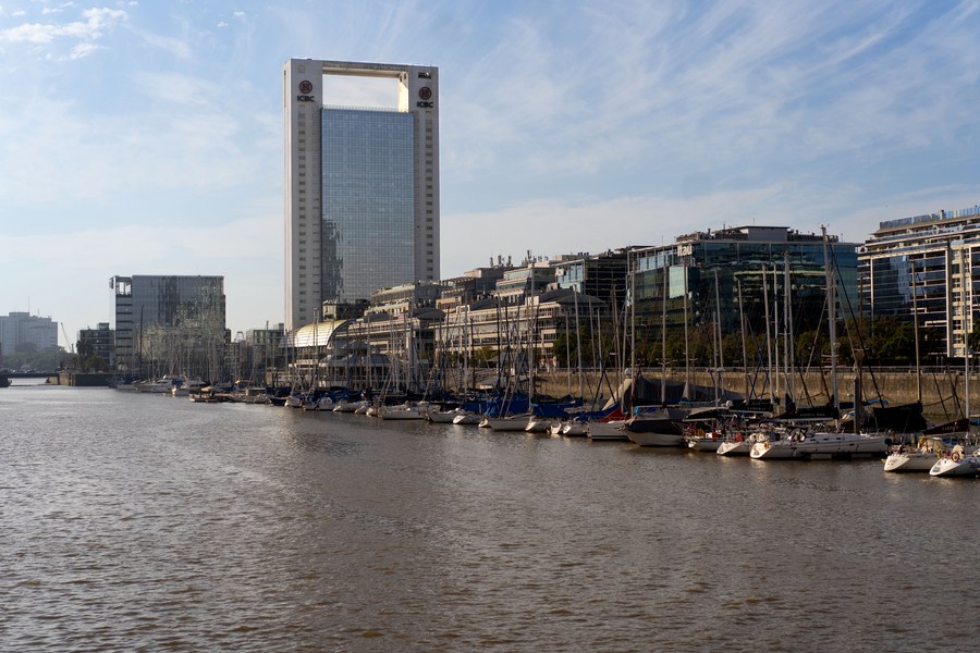 Imagen del 4 de julio de 2023 del edificio Madero Office, sede del Banco ICBC Argentina, la rama argentina del Banco Industrial y Comercial de China (ICBC, siglas en inglés), en Buenos Aires, capital de Argentina. (Xinhua/Martín Zabala)