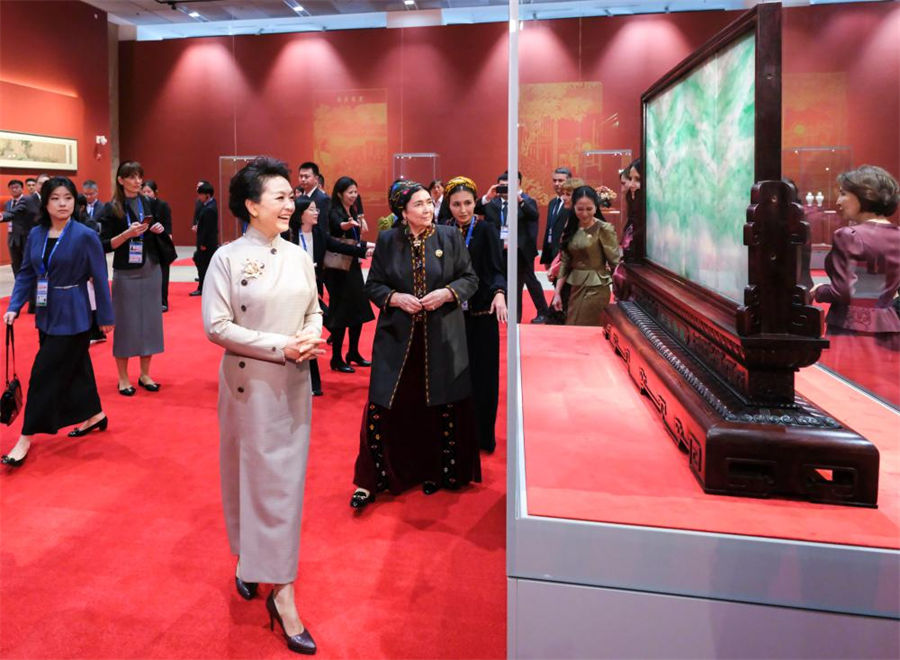 Peng Liyuan y cónyuges de líderes extranjeros visitan Museo Nacional de Artes y Artesanías de China