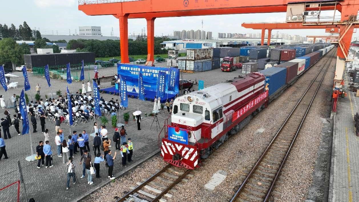 El primer tren de carga "Jinbo" China-Europa, que transporta exhibiciones de la sexta Exposición Internacional de Importaciones de China, llega a Shanghai, el 11 de octubre del 2023. (Foto: Shen Chunchen/ Diario del Pueblo Digital)