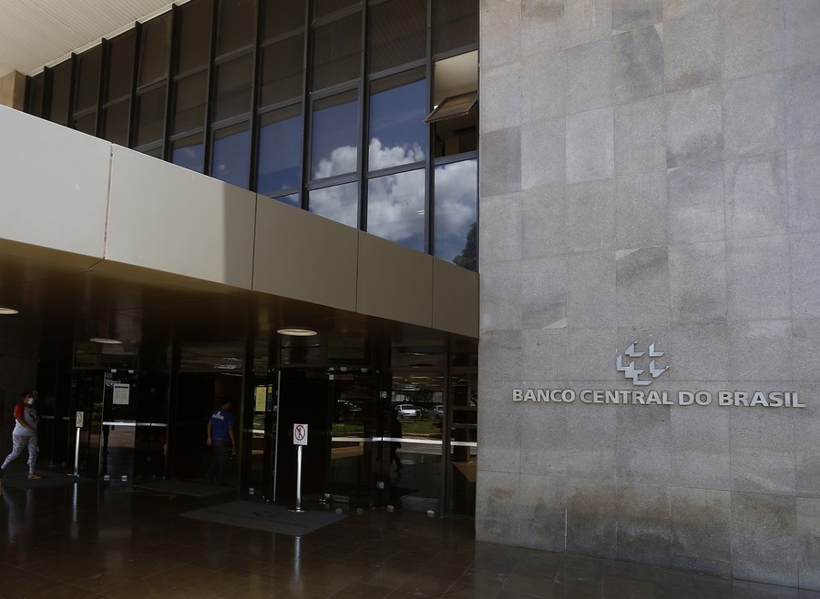 Personas caminan frente a la entrada de la sede del Banco Central de Brasil, en Brasilia, Brasil, el 28 de octubre de 2021. (Xinhua/Lucio Tavora)