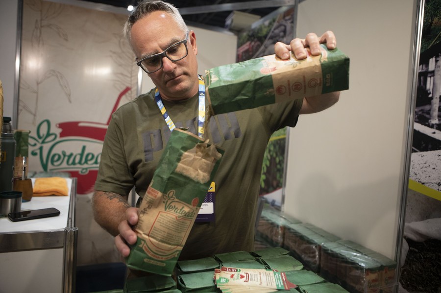 Un productor empaqueta yerba mate agroecológica en un estand durante la feria "Matear" en la ciudad de Buenos Aires, Argentina, el 27 de noviembre de 2019. (Xinhua/Martín Zabala)