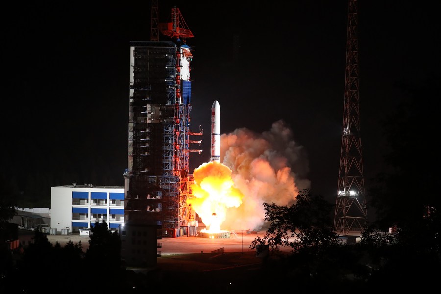 El cohete portador Gran Marcha-2D que lleva el satélite Yaogan-39 despega del Centro de Lanzamiento de Satélites de Xichang, en la provincia suroccidental china de Sichuan, el 24 de octubre de 2023. (Xinhua/Hu Zenghui)