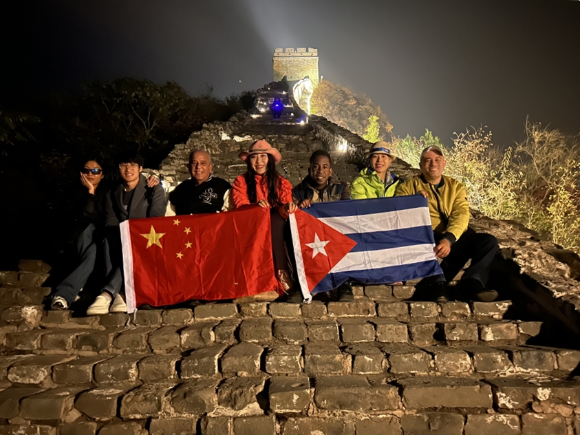 Miembros del proyecto Mapa Salsero e invitados cubanos a la 1ª Semana del Patrimonio Cultural Inmaterial Internacional de Beijing, recorren la Muralla China, Beijing, 23 de octubre del 2023. (Foto: cortesía)