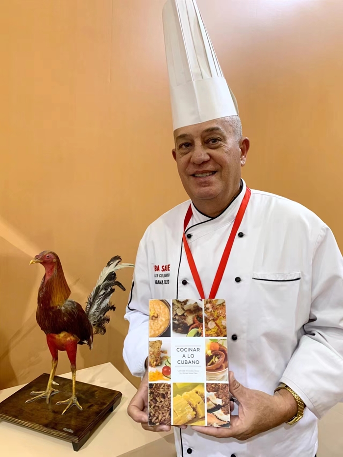 Durante la 1ª Semana del Patrimonio Cultural Inmaterial Internacional, el reconocido chef Eddy Fernández Montes, presidente de la Federación Culinaria de Cuba, promovió su libro “Cocinar a lo cubano”, Beijing, 25 de octubre del 2023. (Foto: cortesía)