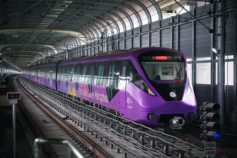 Vista de un tren subterráneo adornado con motivos relativos a los XIX Juegos Asiáticos, celebrados en Hangzhou, capital de la provincia oriental china de Zhejiang, el 5 de septiembre de 2023. (Xinhua/Jiang Han)