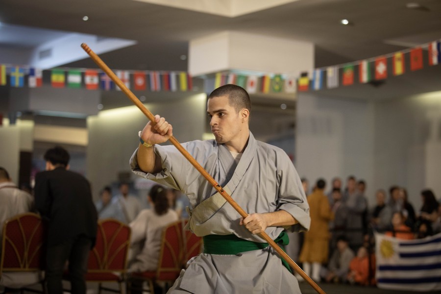 Imagen del 28 de octubre de 2023 de un competidor participando en los Primeros Juegos Latinoamericanos de Kung Fu Shaolin, en la ciudad de Buenos Aires, Argentina. Argentina acogió el sábado los Primeros Juegos Latinoamericanos de Kung Fu Shaolin, el milenario arte marcial chino conocido en todo el mundo y que permite la integración entre diferentes culturas. (Xinhua/Martín Zabala)