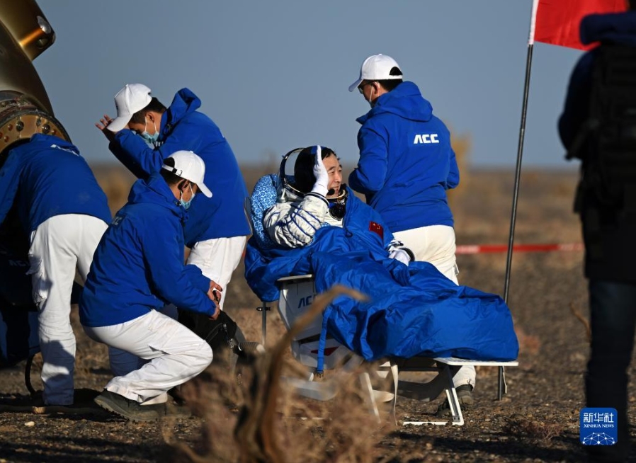 Imagen de la cápsula de retorno de la nave tripulada Shenzhou-16 poco después de tocar tierra, en el sitio de aterrizaje Dongfeng, en la región autónoma de Mongolia Interior, norte de China, el 31 de octubre de 2023. (Xinhua/Lian Zhen)