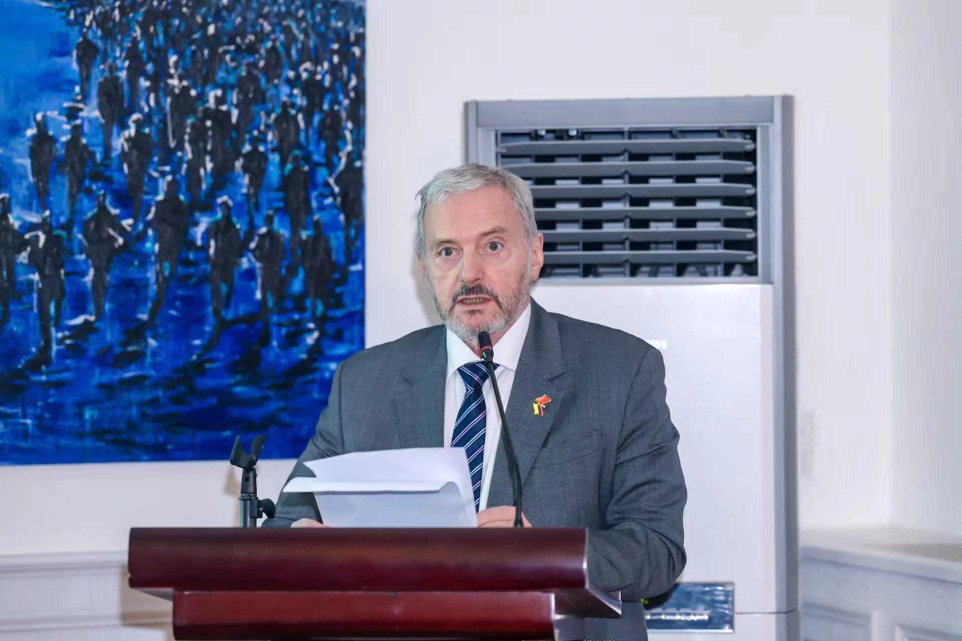 Sergio Cabrera, embajador de Colombia en China, interviene durante la presentación del cacao y el chocolate colombianos en Beijing, 31 de octubre del 2023. (Foto: cortesía)