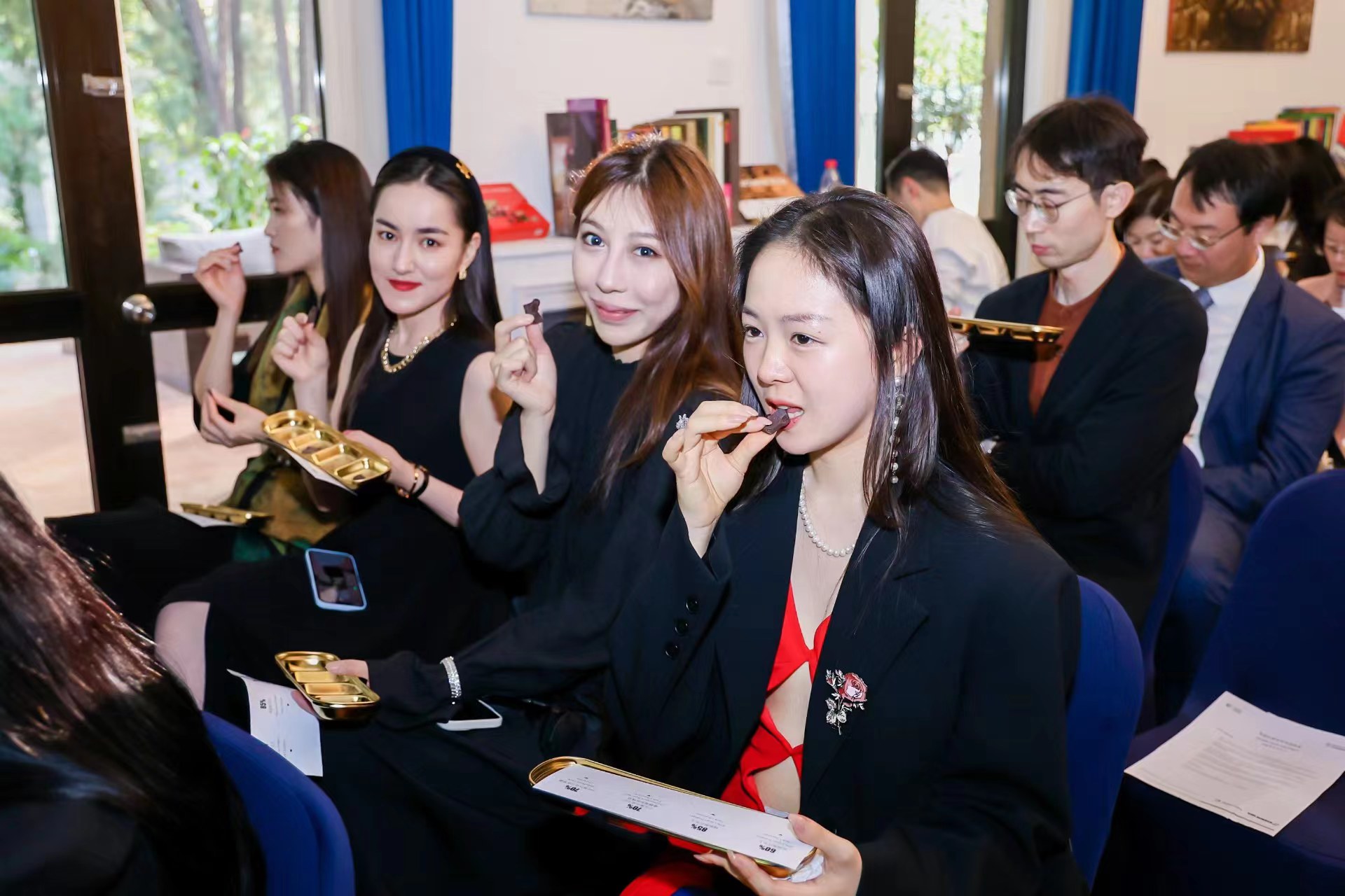 Un nutrido grupo de empresarios, promotores comerciales y consumidores locales degustaron el cacao y el chocolate colombianos durante una presentación de Procolombia en Beijing, 31 de octubre del 2023. (Foto: cortesía)